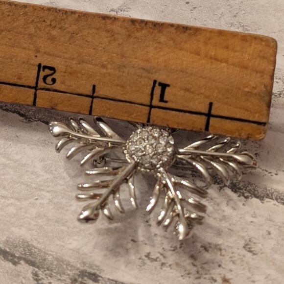 Silver Tone Snowflake Brooch for Winter/Christmas - Picture 4 of 5
